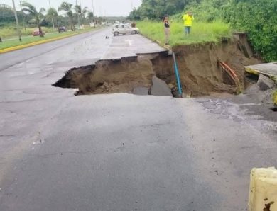 Socavón Cierra Parcialmente la Carretera Veracruz-Alvarado