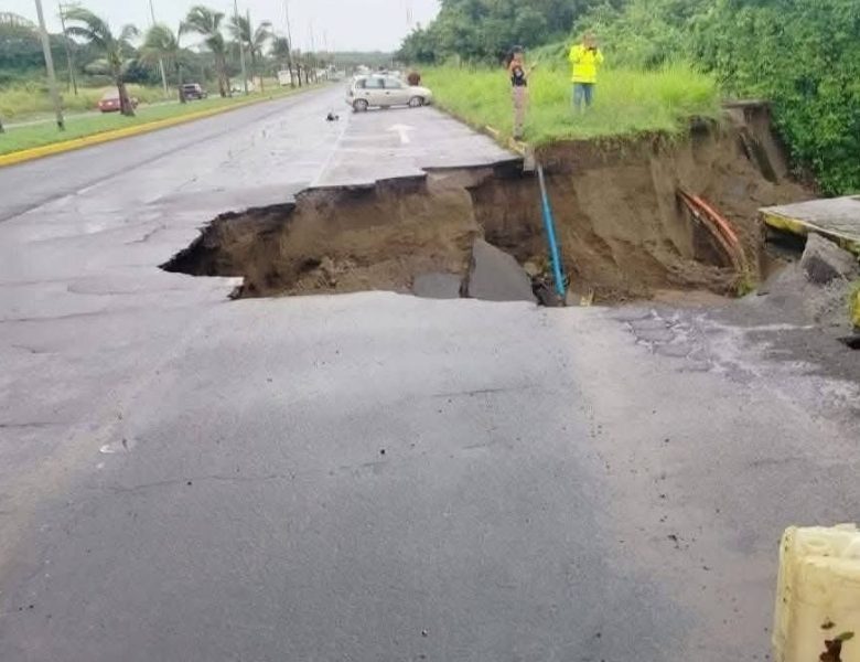 Socavón Cierra Parcialmente la Carretera Veracruz-Alvarado