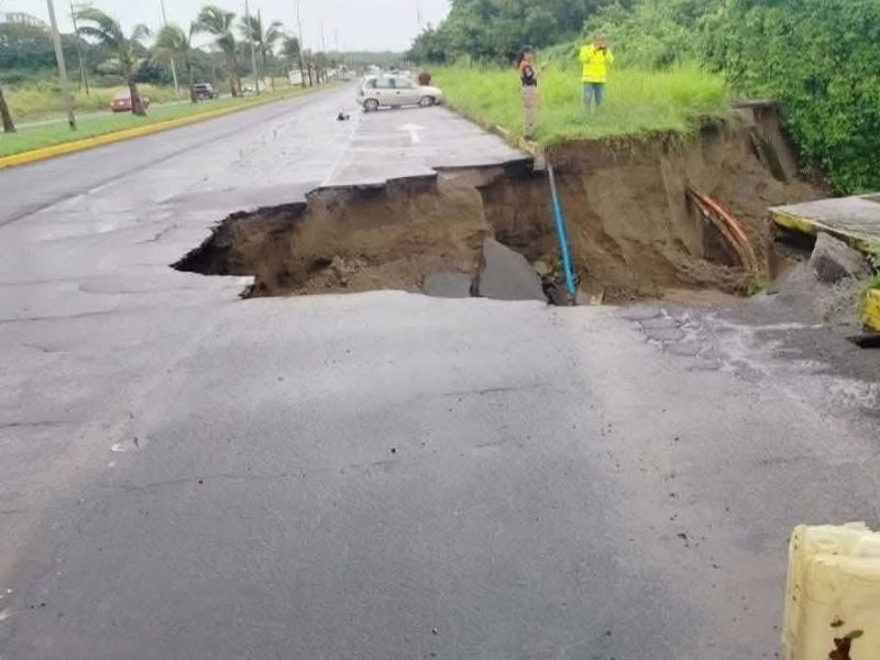Socavón Cierra Parcialmente la Carretera Veracruz-Alvarado