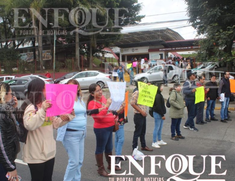 Maestros de la UPAV bloquean entrada de la SEV