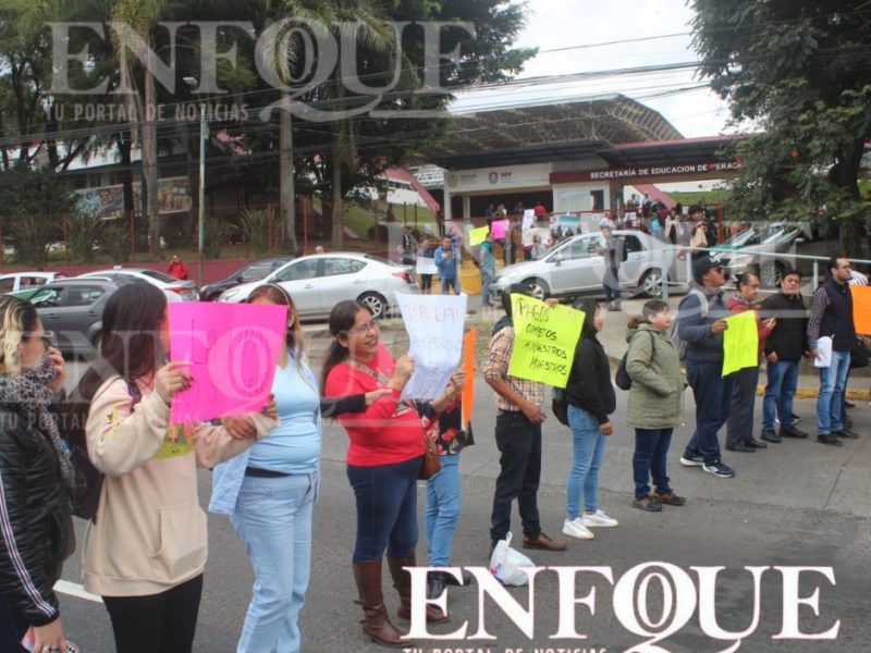 Maestros de la UPAV bloquean entrada de la SEV