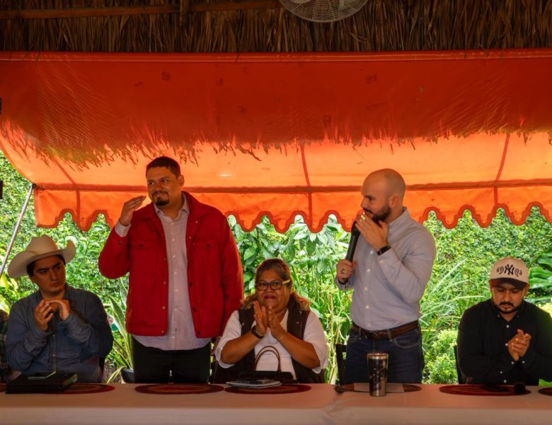 Jorge Alanís presenta a dos integrantes de su equipo