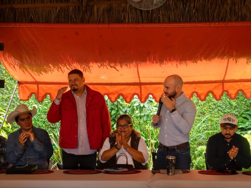 Jorge Alanís presenta a dos integrantes de su equipo