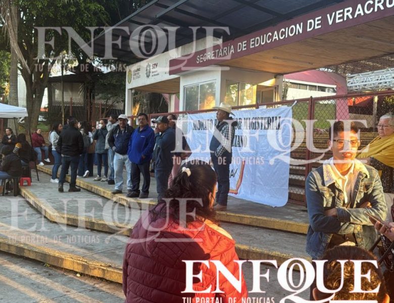 Maestros bloquean la entrada a las oficinas de la SEV