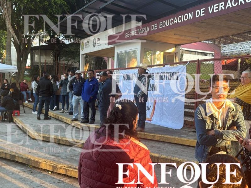 Maestros bloquean la entrada a las oficinas de la SEV