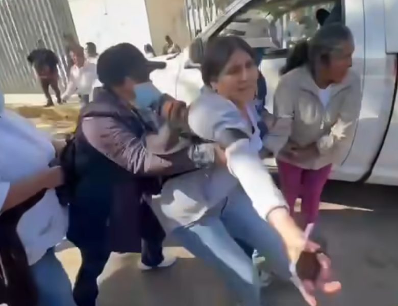 Pobladores irrumpen en el Congreso de Oaxaca y se llevan a alcaldesa
