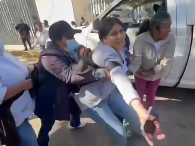 Pobladores irrumpen en el Congreso de Oaxaca y se llevan a alcaldesa