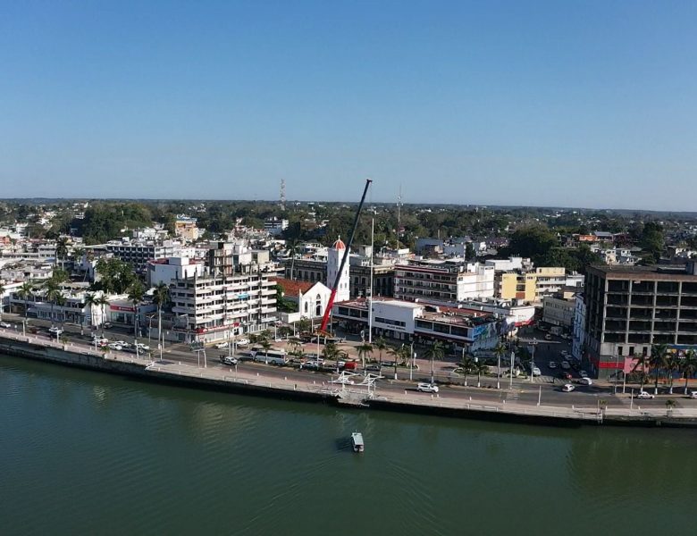 Realizan mantenimiento al asta bandera en la Plaza Cívica Municipal