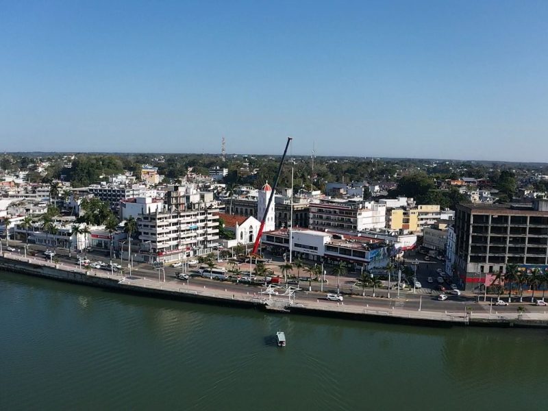 Realizan mantenimiento al asta bandera en la Plaza Cívica Municipal