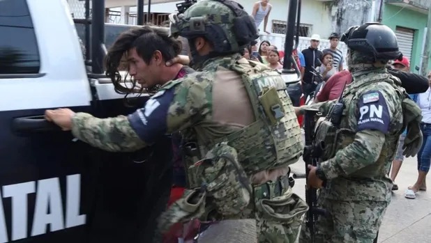 Tras la muerte de su pequeña hija, detienen por abuso de niña de 12 años, hija de su pareja, en Veracruz; casi es linchado