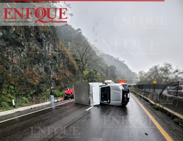 FUERTE CHOQUE Y VOLCADURA COLAPSAN LA AUTOPISTA 150D PUEBLA–ORIZABA; CIERRE TOTAL Y CAOS VEHICULAR