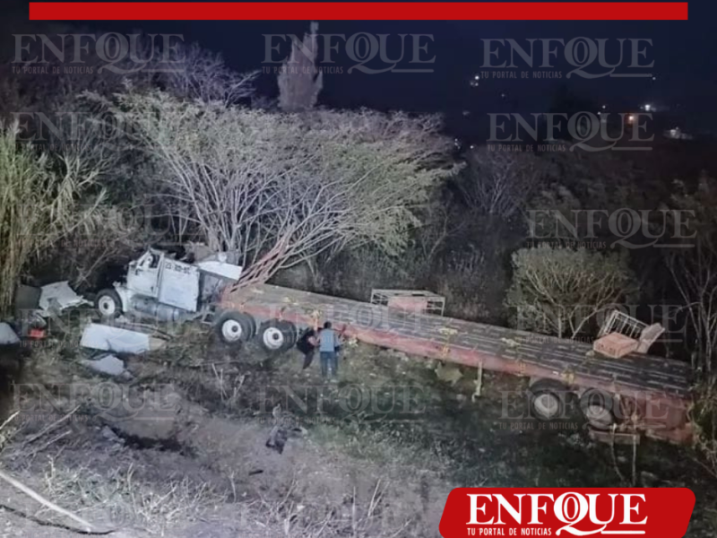 TRÁILER VUELCA Y CAE A BARRANCO EN LAS CUMBRES DE ACULTZINGO; MOVILIZA A CUERPOS DE EMERGENCIA
