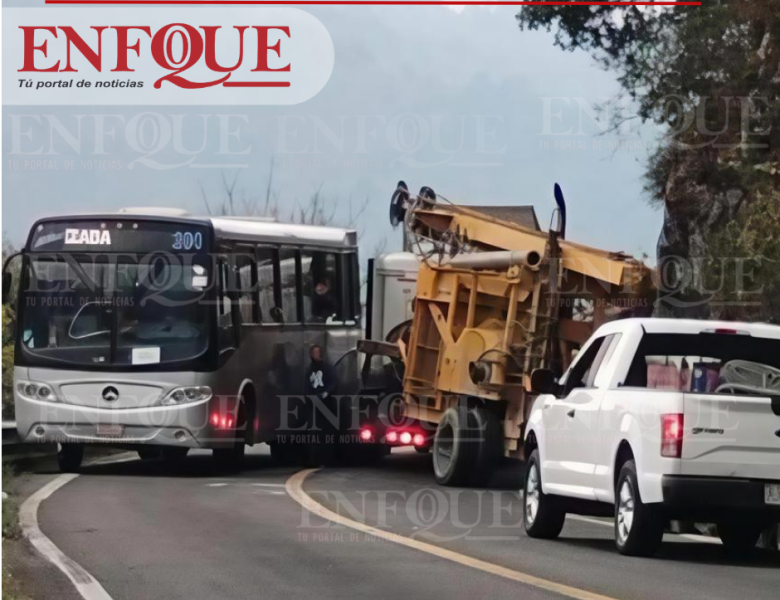 TRÁILER OBSTRUYE LA “CURVA DEL PIOJO” EN LA CARRETERA ORIZABA–ZONGOLICA