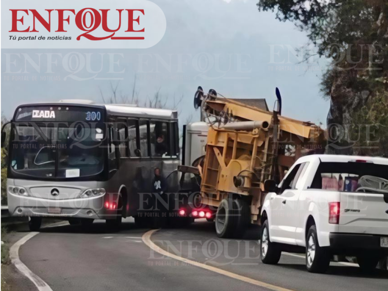 TRÁILER OBSTRUYE LA “CURVA DEL PIOJO” EN LA CARRETERA ORIZABA–ZONGOLICA