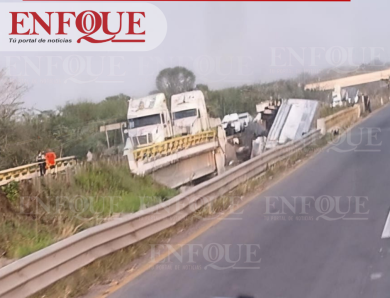 SALIDA DE CAMINO DE UNIDAD PESADA PROVOCA CIERRE PARCIAL EN LA AUTOPISTA LA TINAJA–COSAMALOAPAN