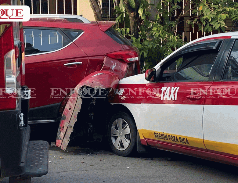 Taxista resulta lesionado tras chocar contra camioneta estacionada en Poza Rica