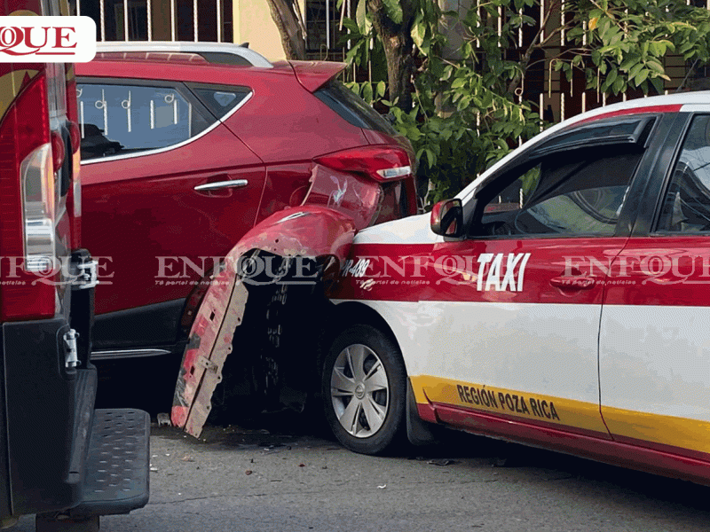 Taxista resulta lesionado tras chocar contra camioneta estacionada en Poza Rica