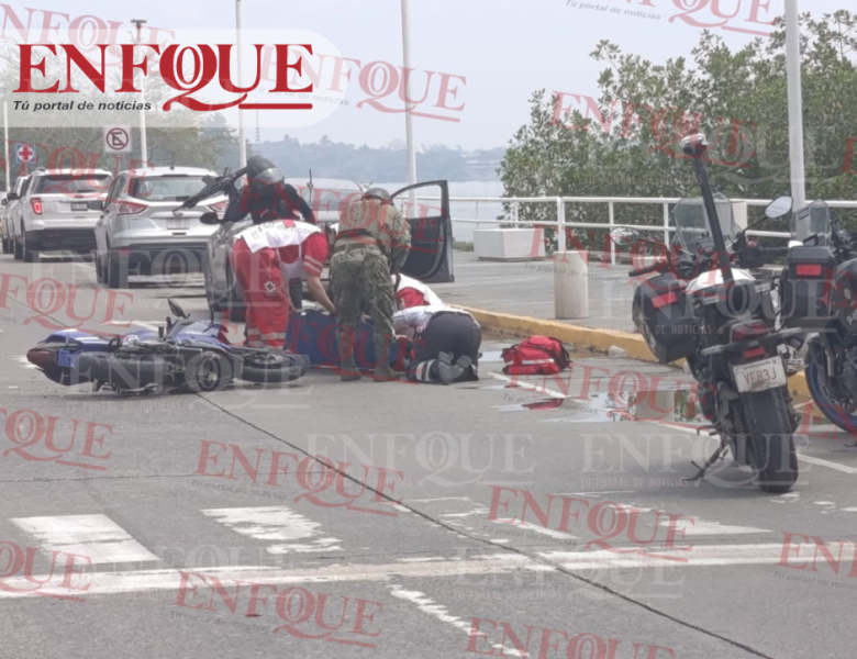 ¡Brutal choque en el bulevar Independencia! Motociclista termina en el hospital