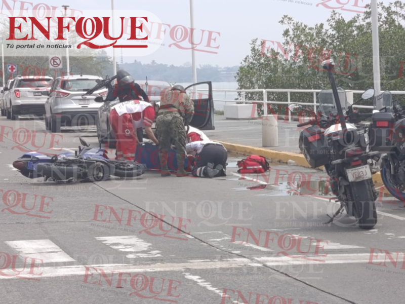 ¡Brutal choque en el bulevar Independencia! Motociclista termina en el hospital