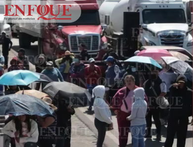 TRANSPORTISTAS BLOQUEAN AUTOPISTA PUEBLA–ORIZABA Y GENERAN CAOS VIAL EN LA ZONA METROPOLITANA