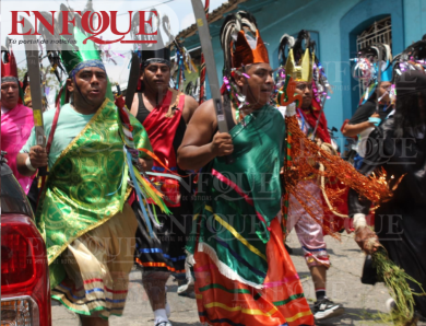 Miles participan en la tradicional “Corrida de Judas” en Coatzintla