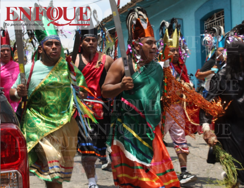 Miles participan en la tradicional “Corrida de Judas” en Coatzintla