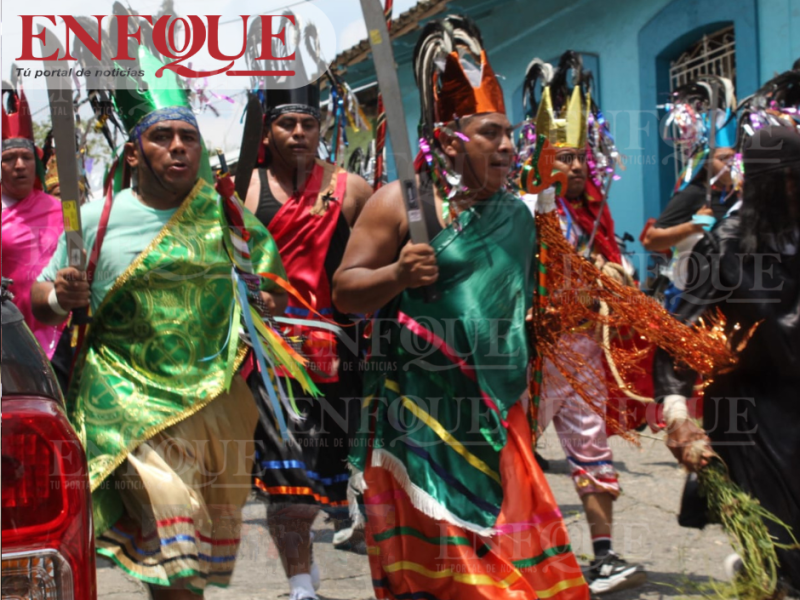 Miles participan en la tradicional “Corrida de Judas” en Coatzintla