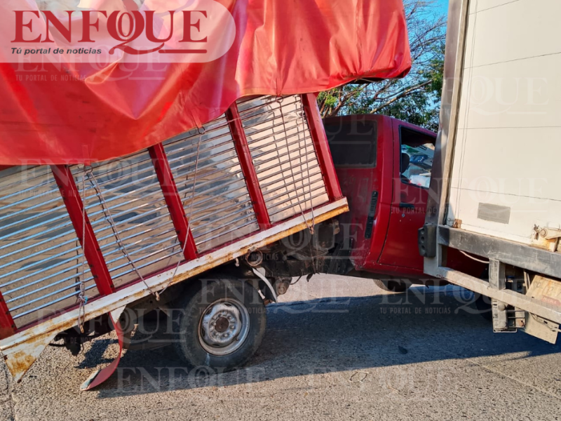 Tremenda colisión entre dos camionetas en Tihuatlán