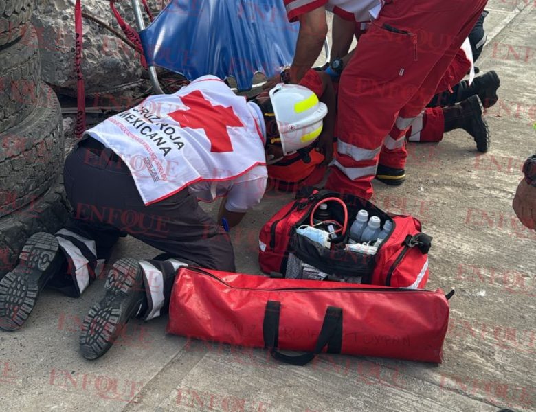 ¡Accidente en lo alto! Agente de Tránsito cae de escalera al reparar semáforo en Tuxpan