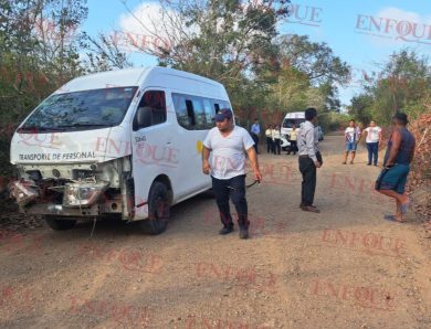 ¡Camioneta de personal termina volcada rumbo a Majahual! Milagrosamente, solo hay lesionados leves