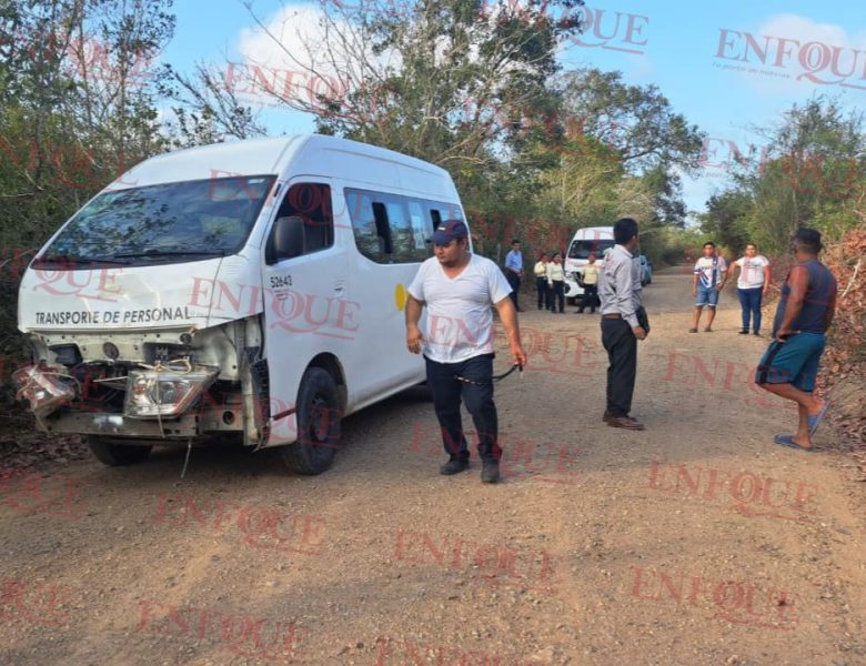 ¡Camioneta de personal termina volcada rumbo a Majahual! Milagrosamente, solo hay lesionados leves