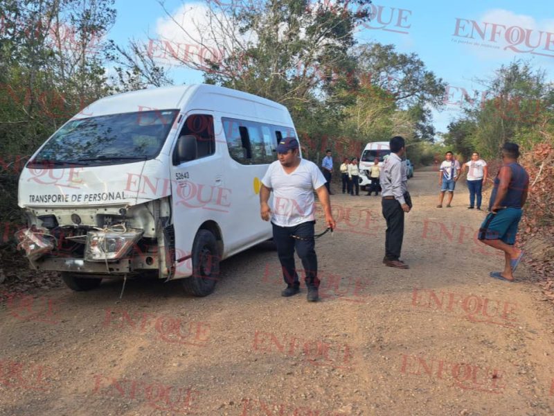 ¡Camioneta de personal termina volcada rumbo a Majahual! Milagrosamente, solo hay lesionados leves