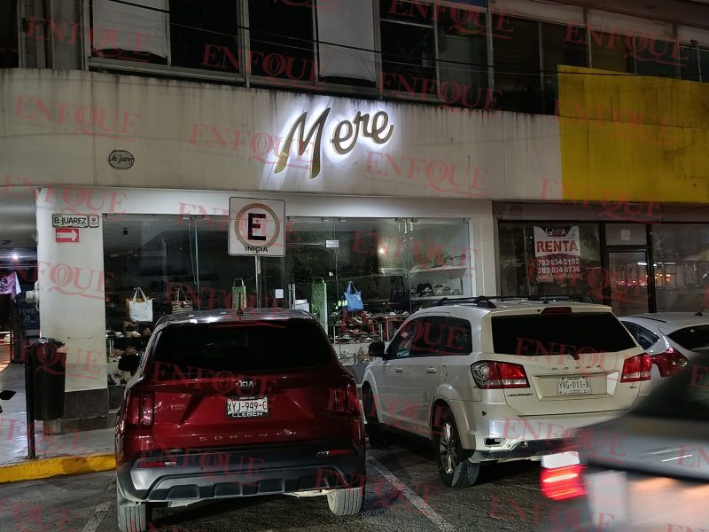 ¡Atrao en pleno centro! Hombres armados saquean zapatería y logran escapar