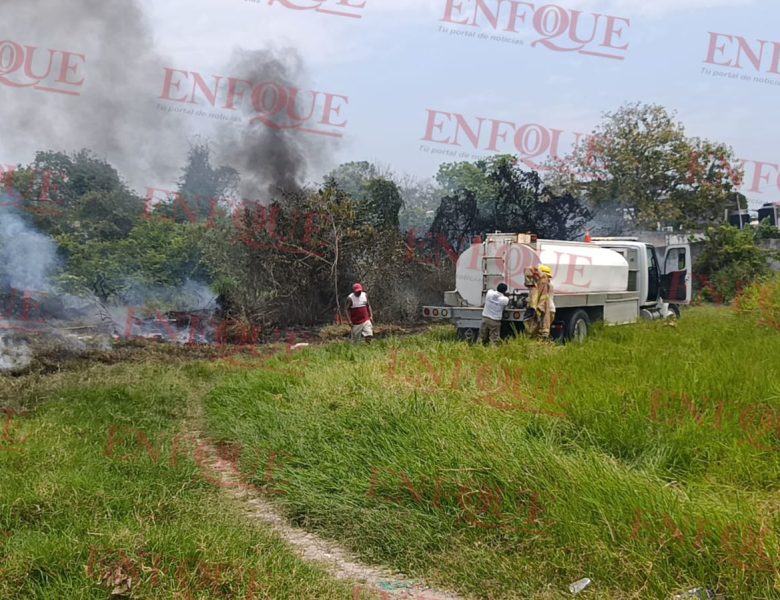 Llamas al acecho: incendio en lote baldío pone en alerta a vecinos de Tuxpan