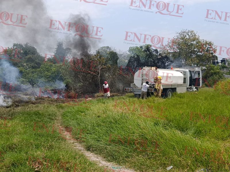 Llamas al acecho: incendio en lote baldío pone en alerta a vecinos de Tuxpan