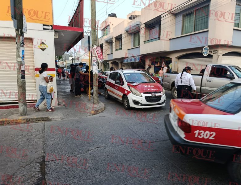 ¡Choque en pleno centro! Taxi embiste a repartidor y lo manda al hospital en Tuxpan