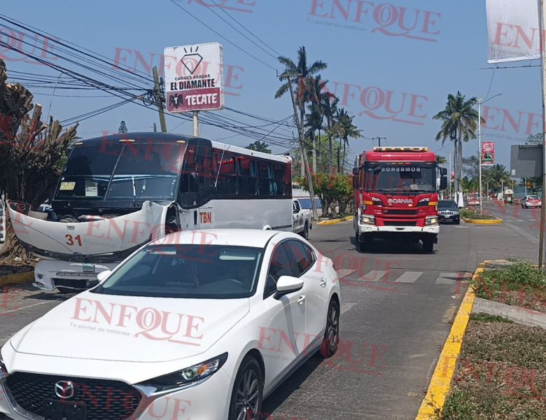 ¡Susto sobre ruedas! Autobús con estudiantes sufre conato de incendio en pleno bulevar