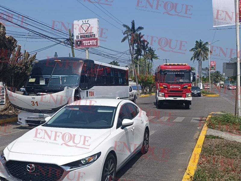 ¡Susto sobre ruedas! Autobús con estudiantes sufre conato de incendio en pleno bulevar