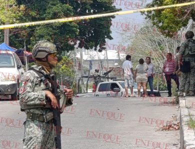 Olor a muerte alerta a vecinos: hallan cadáver dentro de camioneta abandonada en Tuxpan