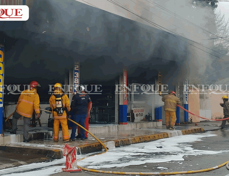 Voraz incendio consume refaccionaria en la colonia Chapultepec; investigan posible acto intencional