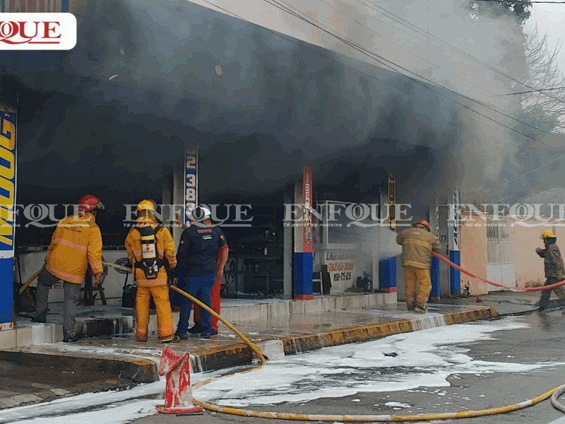 Voraz incendio consume refaccionaria en la colonia Chapultepec; investigan posible acto intencional