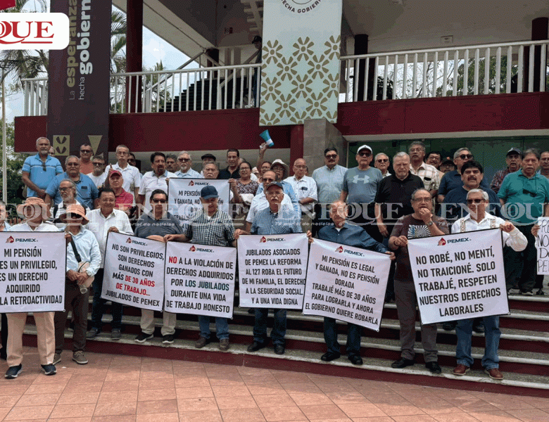 Trabajadores petroleros se manifiestan en explanada del Palacio Municipal