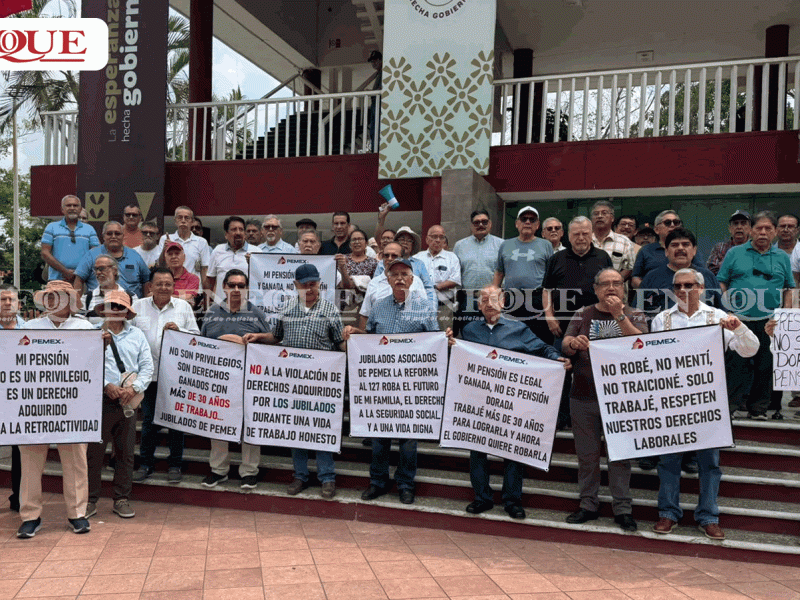 Trabajadores petroleros se manifiestan en explanada del Palacio Municipal