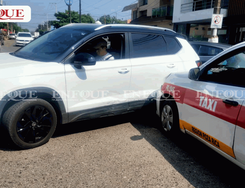 Choque entre camioneta y taxi en la colonia Tepeyac deja solo daños materiales
