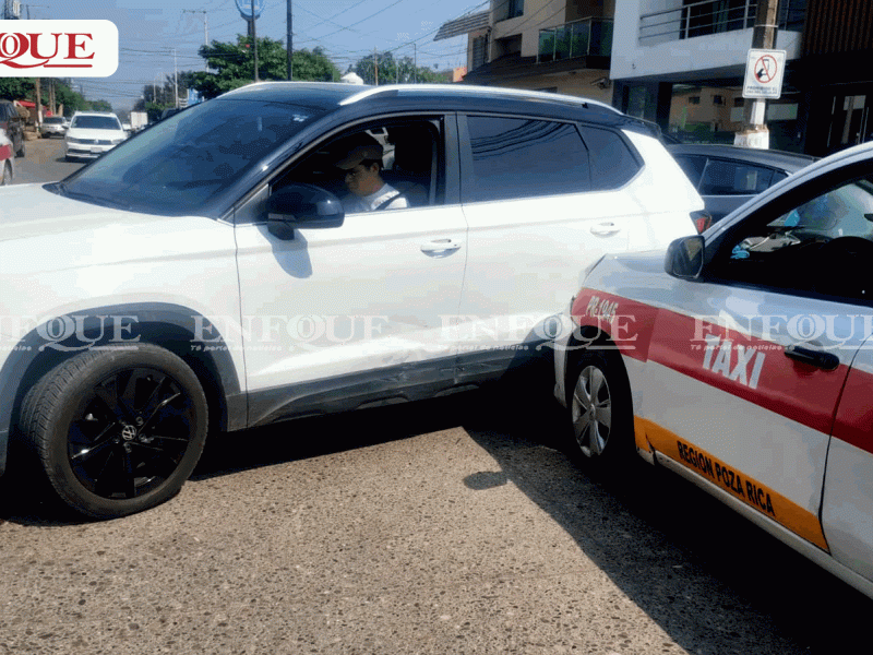 Choque entre camioneta y taxi en la colonia Tepeyac deja solo daños materiales