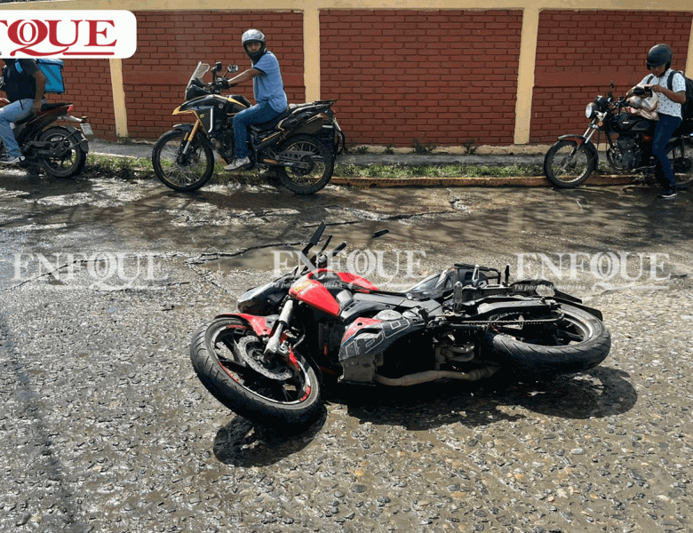 Motociclista es derribado por camioneta de PEMEX en la colonia Tepeyac