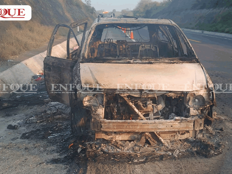 Camioneta es consumida por el fuego en la autopista Poza Rica–Cardel