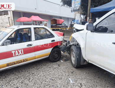 Camioneta sin frenos ocasiona doble choque