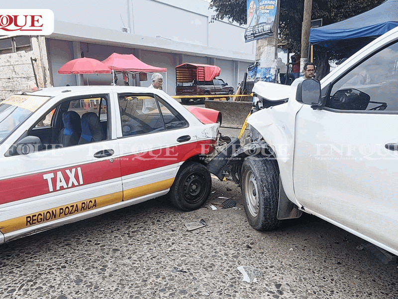 Camioneta sin frenos ocasiona doble choque