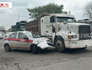 Taxi es destrozado por un volteo